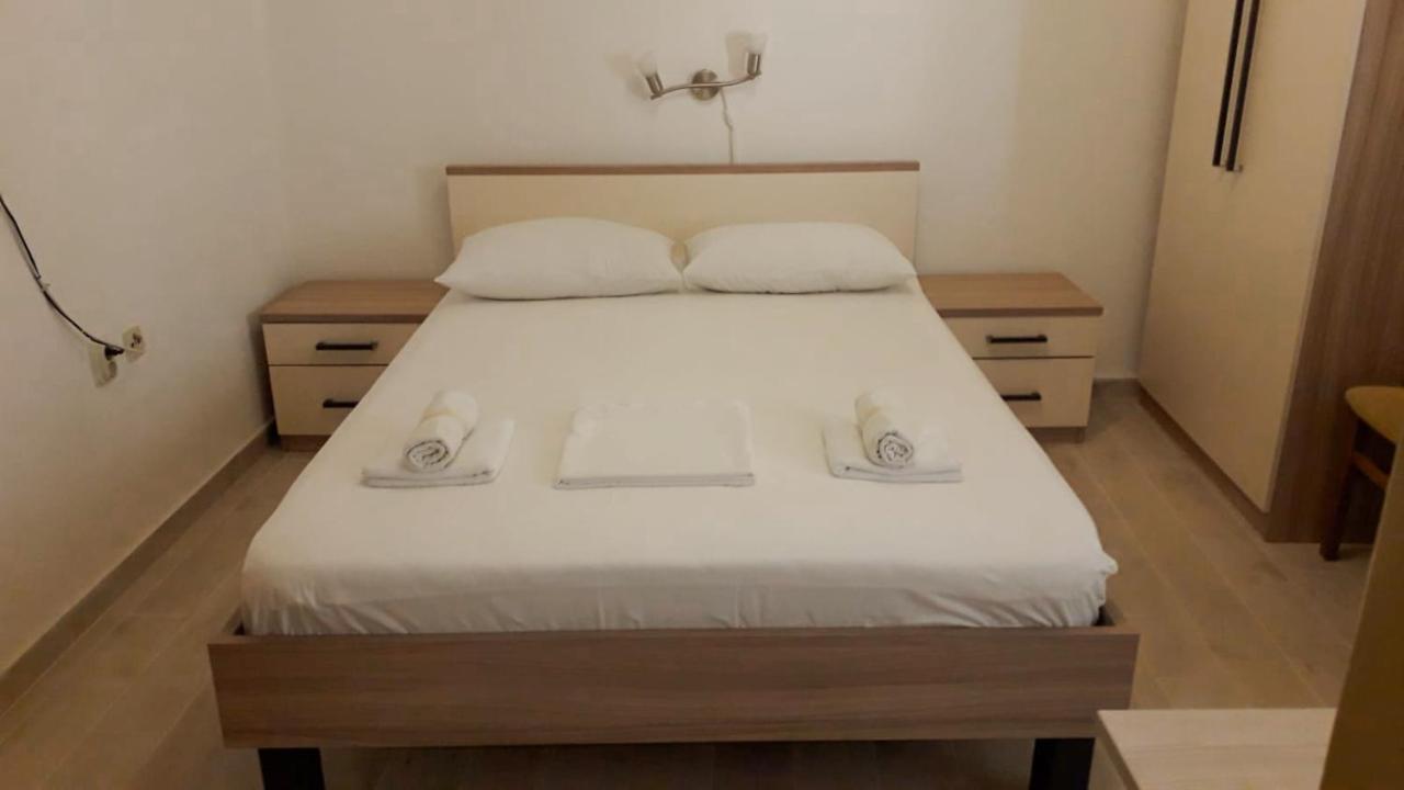 Apartments Dragica Milna  Bagian luar foto