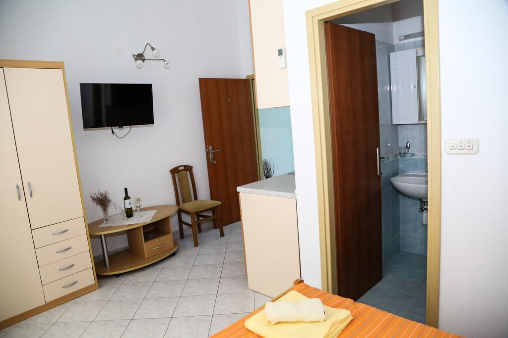 Apartments Dragica Milna  Bagian luar foto