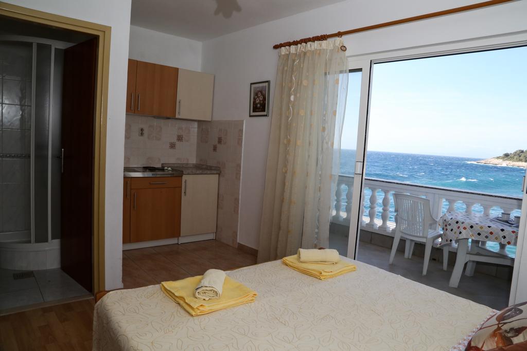 Apartments Dragica Milna  Bagian luar foto